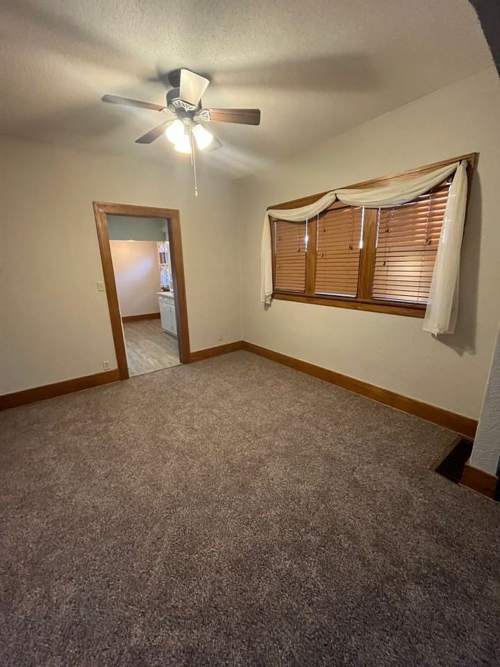 1700 S 9th Ave - Photo 5 of 10