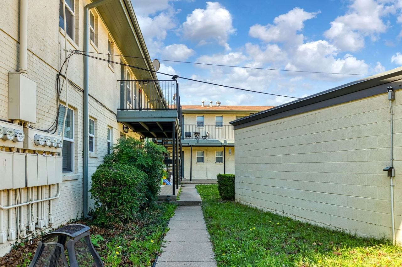 Upgraded Apartments In Arlington Heights! - Photo 5 of 5