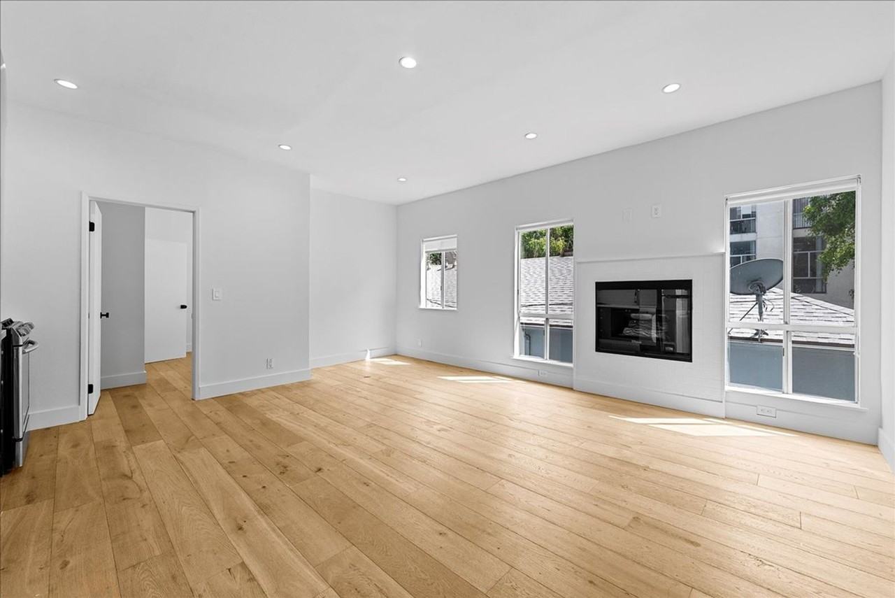 135 N Doheny Dr #204 - Photo 2 of 18