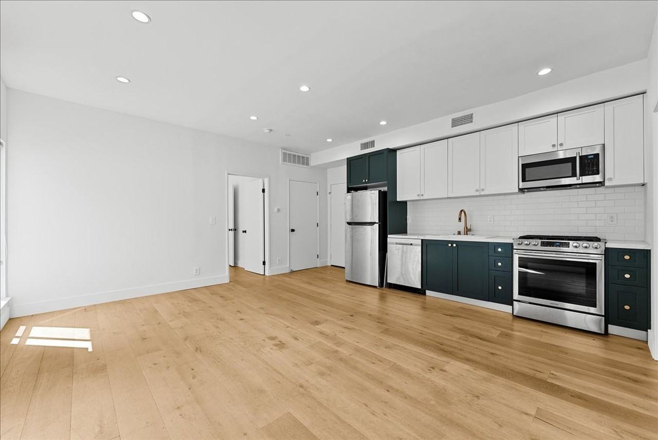 135 N Doheny Dr #204 - Photo 4 of 18