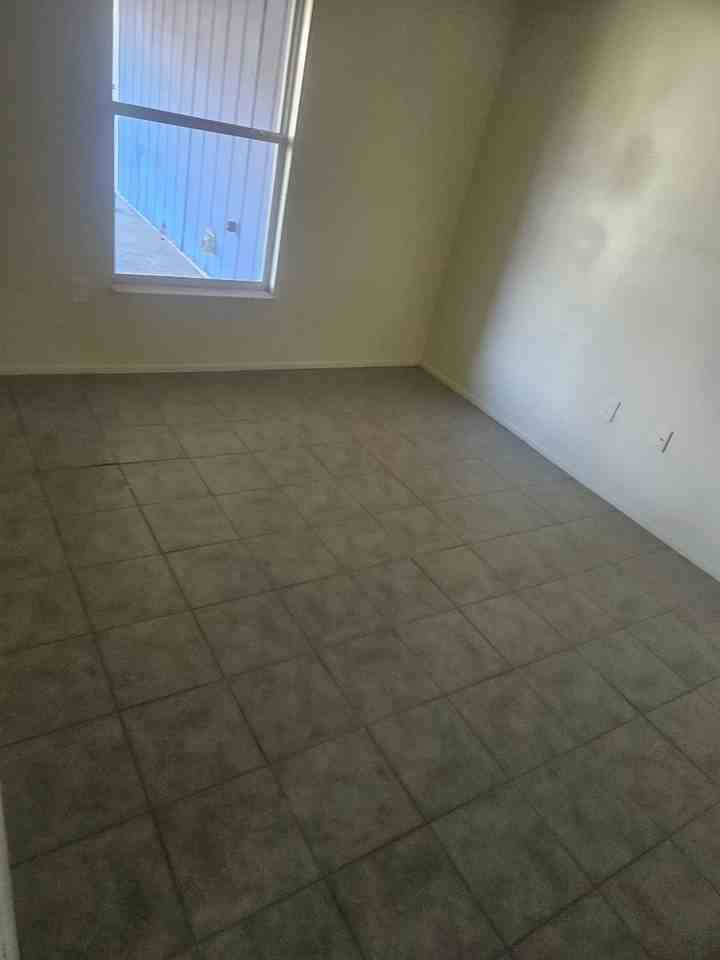 616 33rd Ave E - Photo 3 of 6