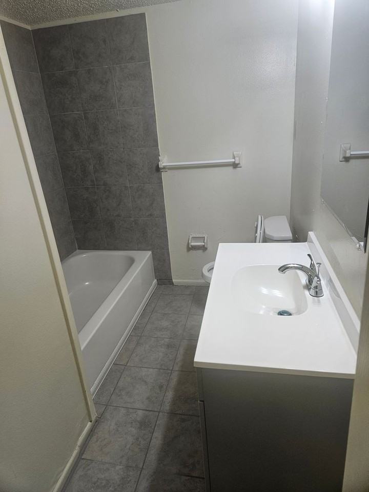 616 33rd Ave E - Photo 5 of 6