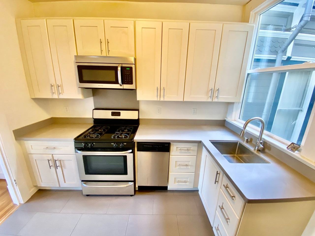 1645 Golden Gate Ave #4 - Photo 2 of 33