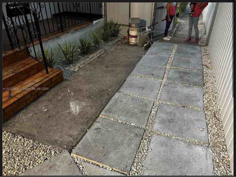 2530 Sw 16th Ter - Photo 3 of 13