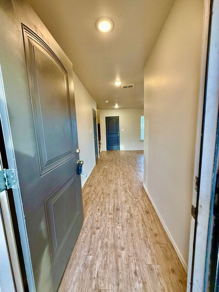 909 Manchester Ct - Photo 5 of 46