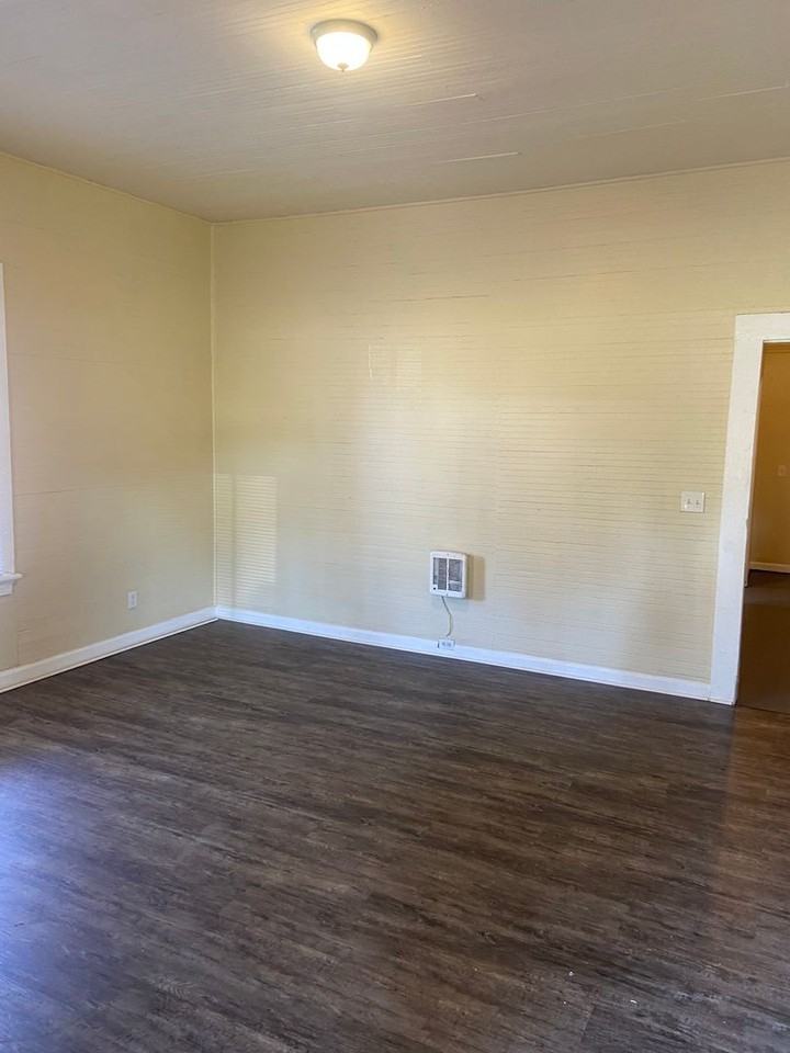 211 42nd St - Photo 3 of 10