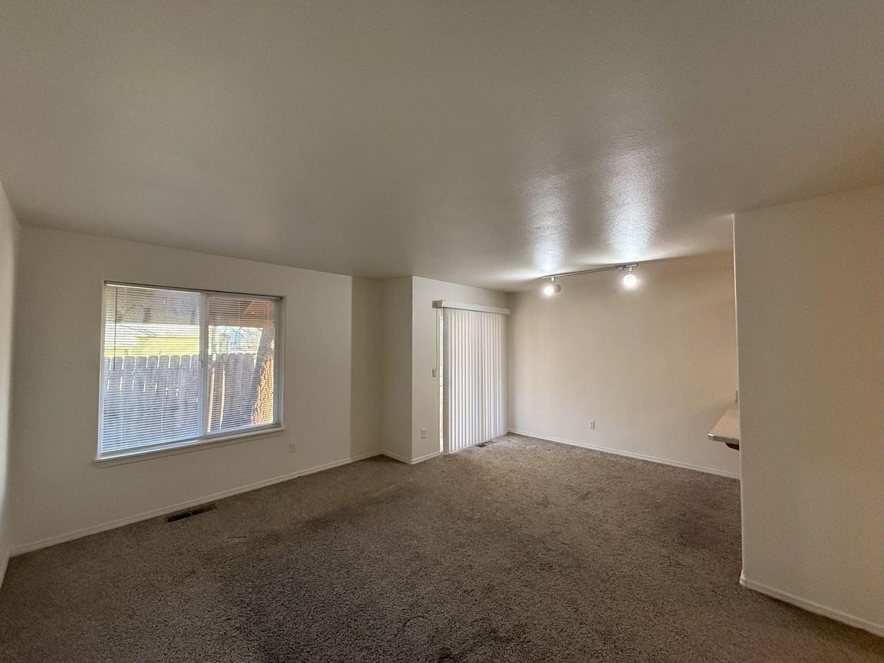 1875 Sw Salmon Ave - Photo 7 of 14