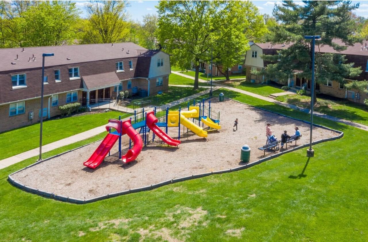 Foxwood Manor Apartments - Photo 3 of 13