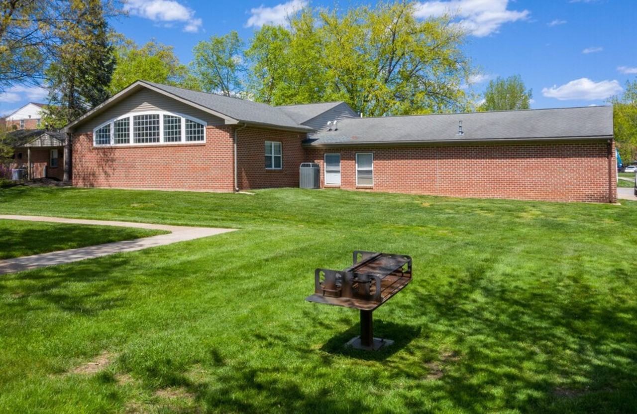 Foxwood Manor Apartments - Photo 4 of 13