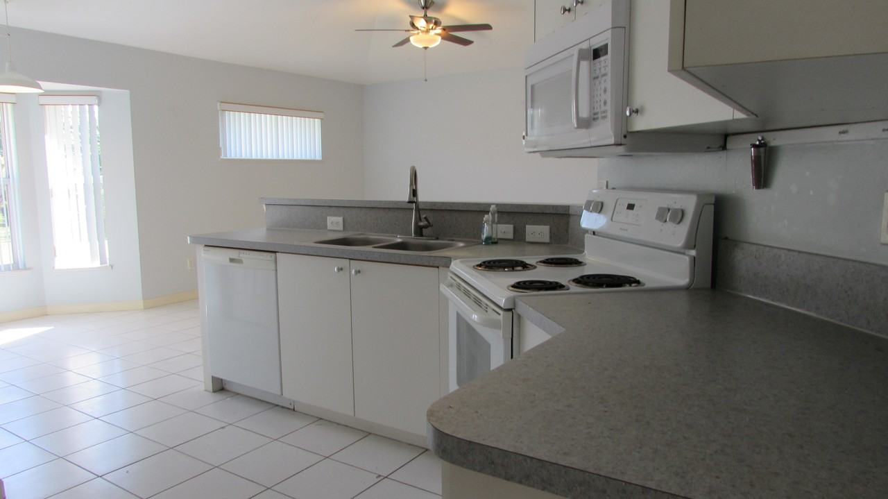 388 Sw Paar Dr #NA - Photo 4 of 15