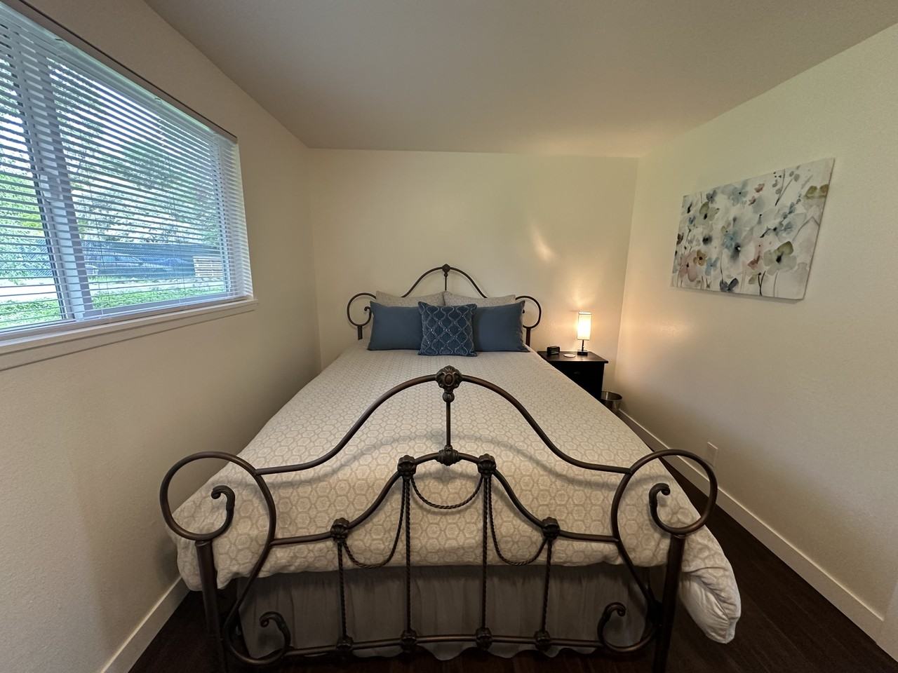 624 Ne Housley Ave #1 - Photo 6 of 9