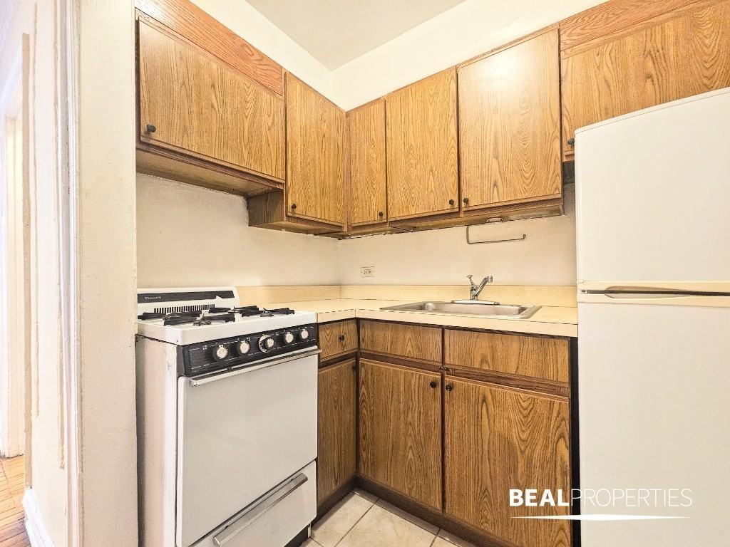 1164 N Dearborn St - Photo 2 of 10