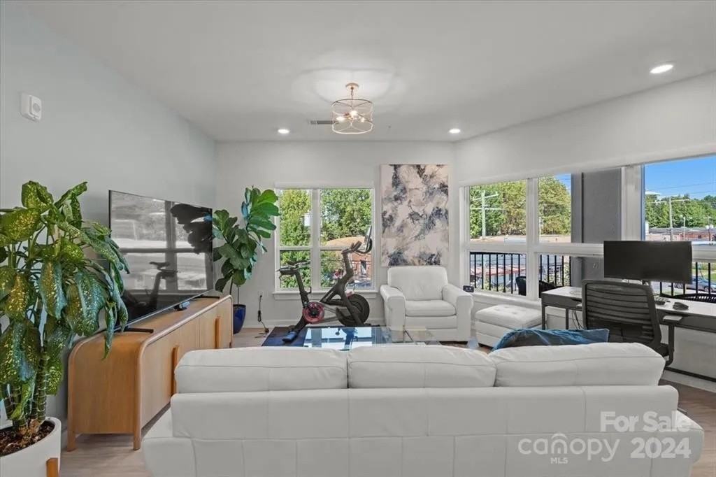 3630 N Davidson St #3313