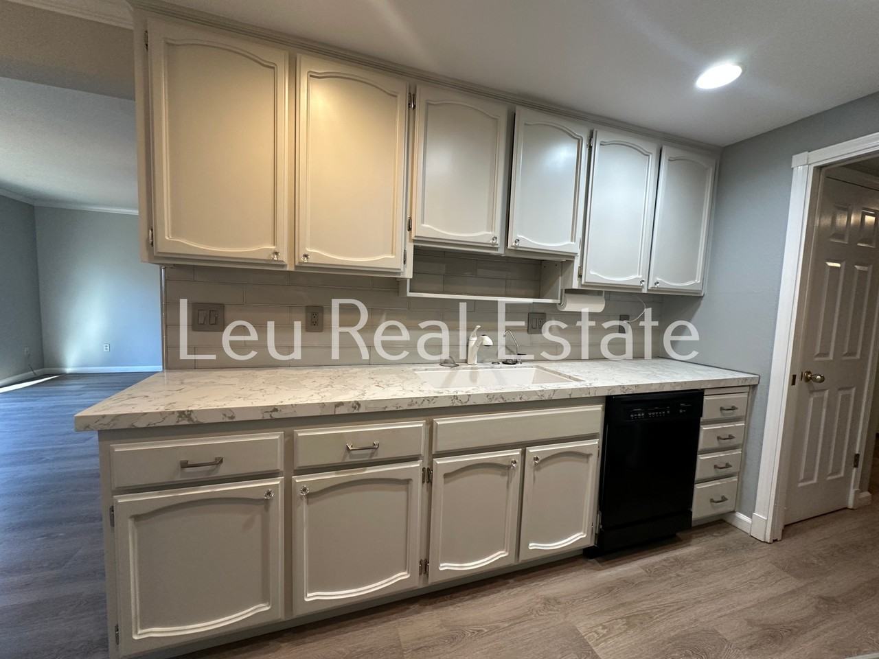 3262 Heights Dr - Photo 2 of 26