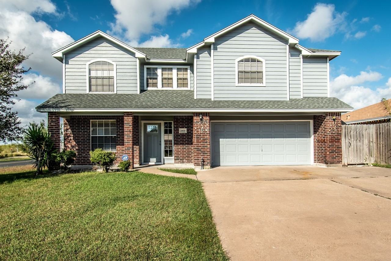 2833 Victoria Park Dr - Photo 2 of 20