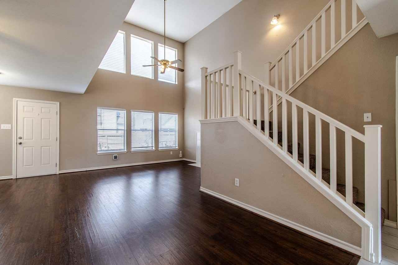 2833 Victoria Park Dr - Photo 4 of 20