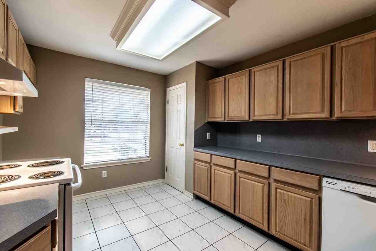 2833 Victoria Park Dr - Photo 7 of 20