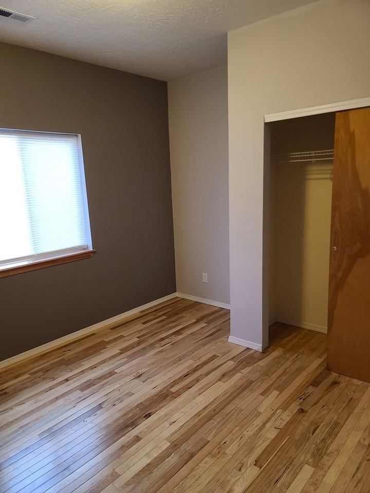 519 Frederick Ave - Photo 4 of 10