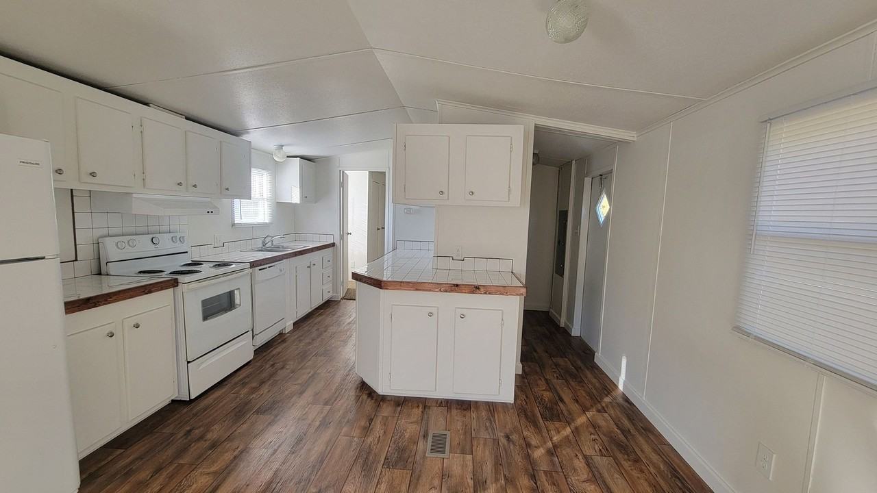 587 Bonfire Dr - Photo 2 of 12