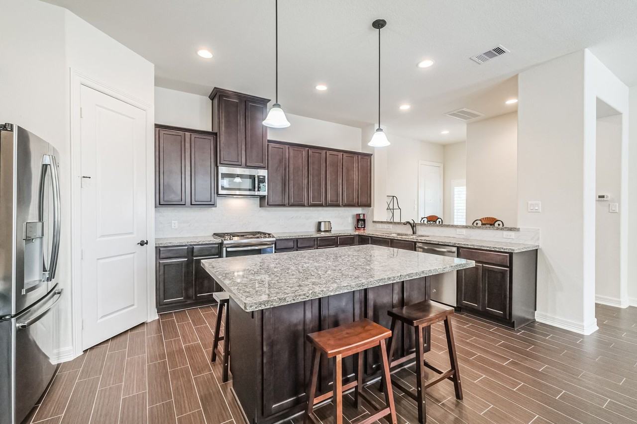 9 Laurelwood Dr - Photo 2 of 37