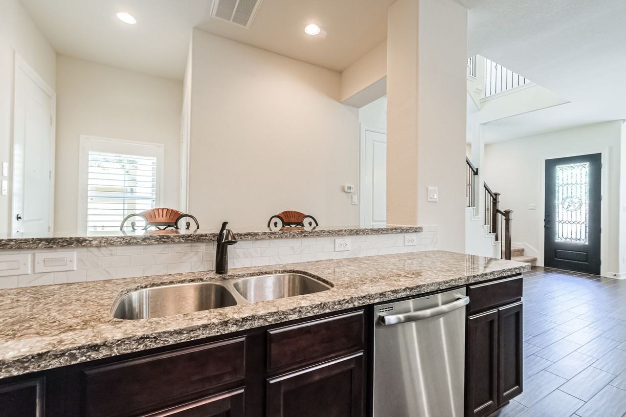 9 Laurelwood Dr - Photo 3 of 37