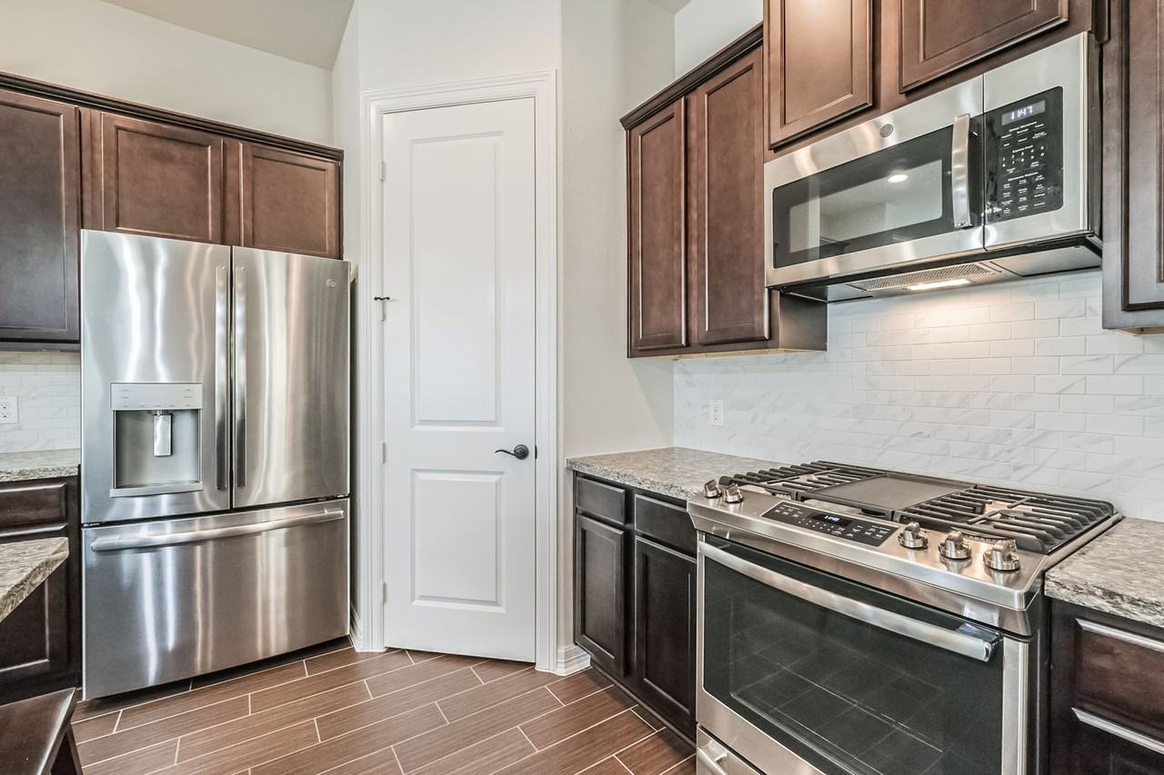 9 Laurelwood Dr - Photo 4 of 37