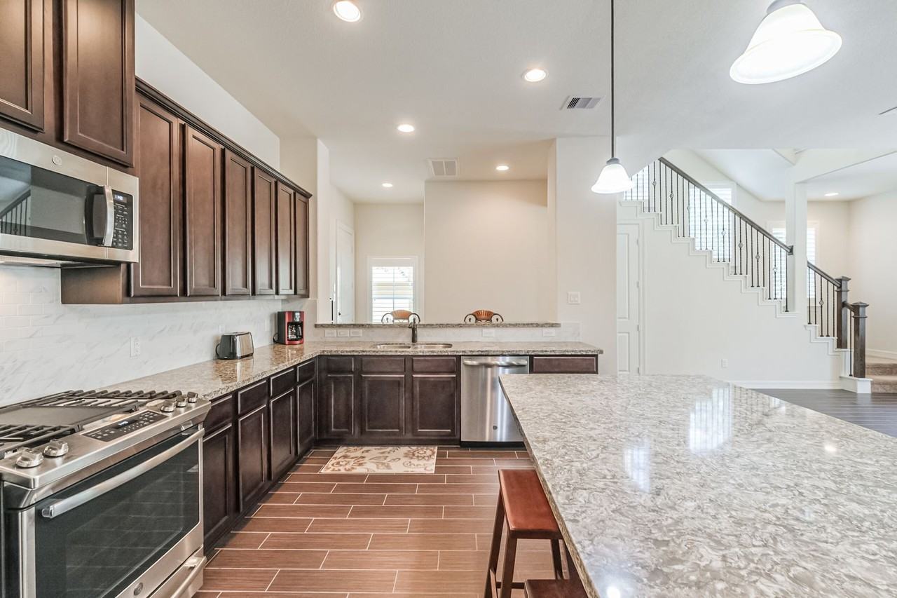 9 Laurelwood Dr - Photo 5 of 37