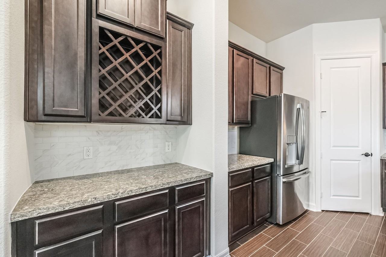 9 Laurelwood Dr - Photo 6 of 37