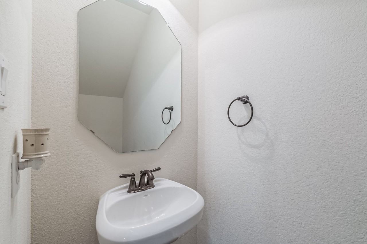 9 Laurelwood Dr - Photo 7 of 37