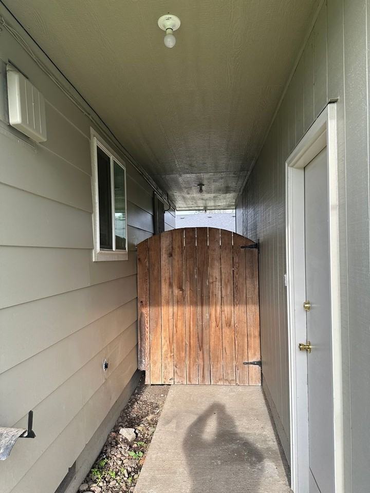 488 1/2 W N St - Photo 2 of 24