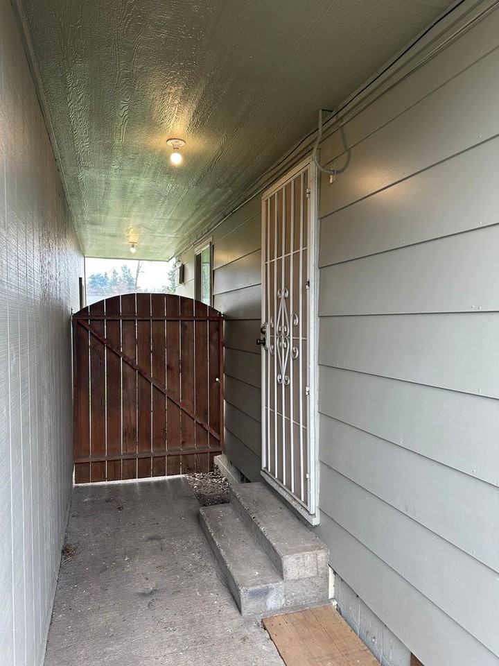 488 1/2 W N St - Photo 4 of 24