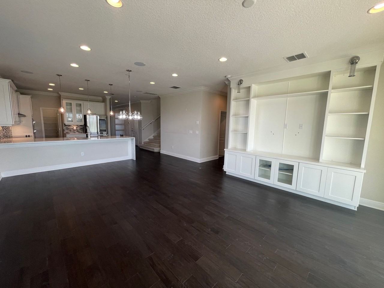 6685 Knollwood St - Photo 3 of 36