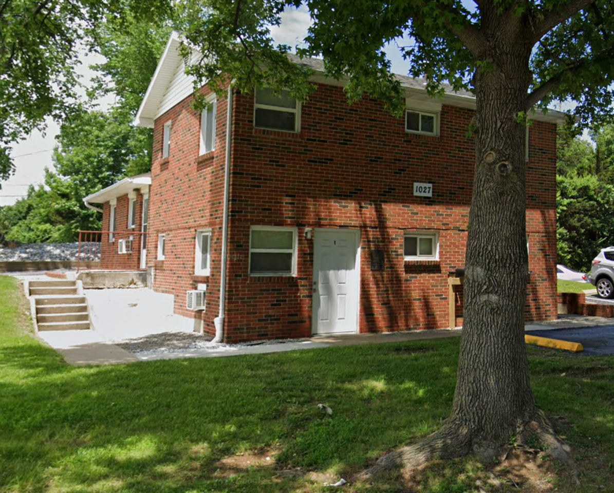 1027 Southpark Dr - Photo 3 of 27