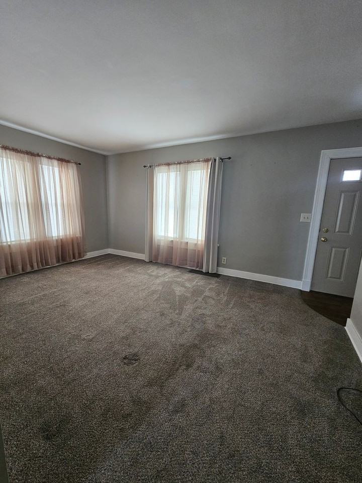 940 28th St - Photo 2 of 15