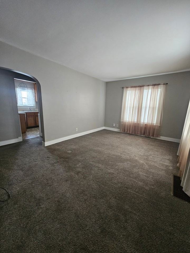 940 28th St - Photo 3 of 15