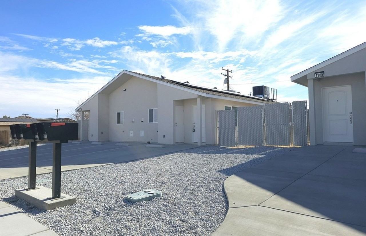 1205 W Mariposa Ave - Photo 4 of 14