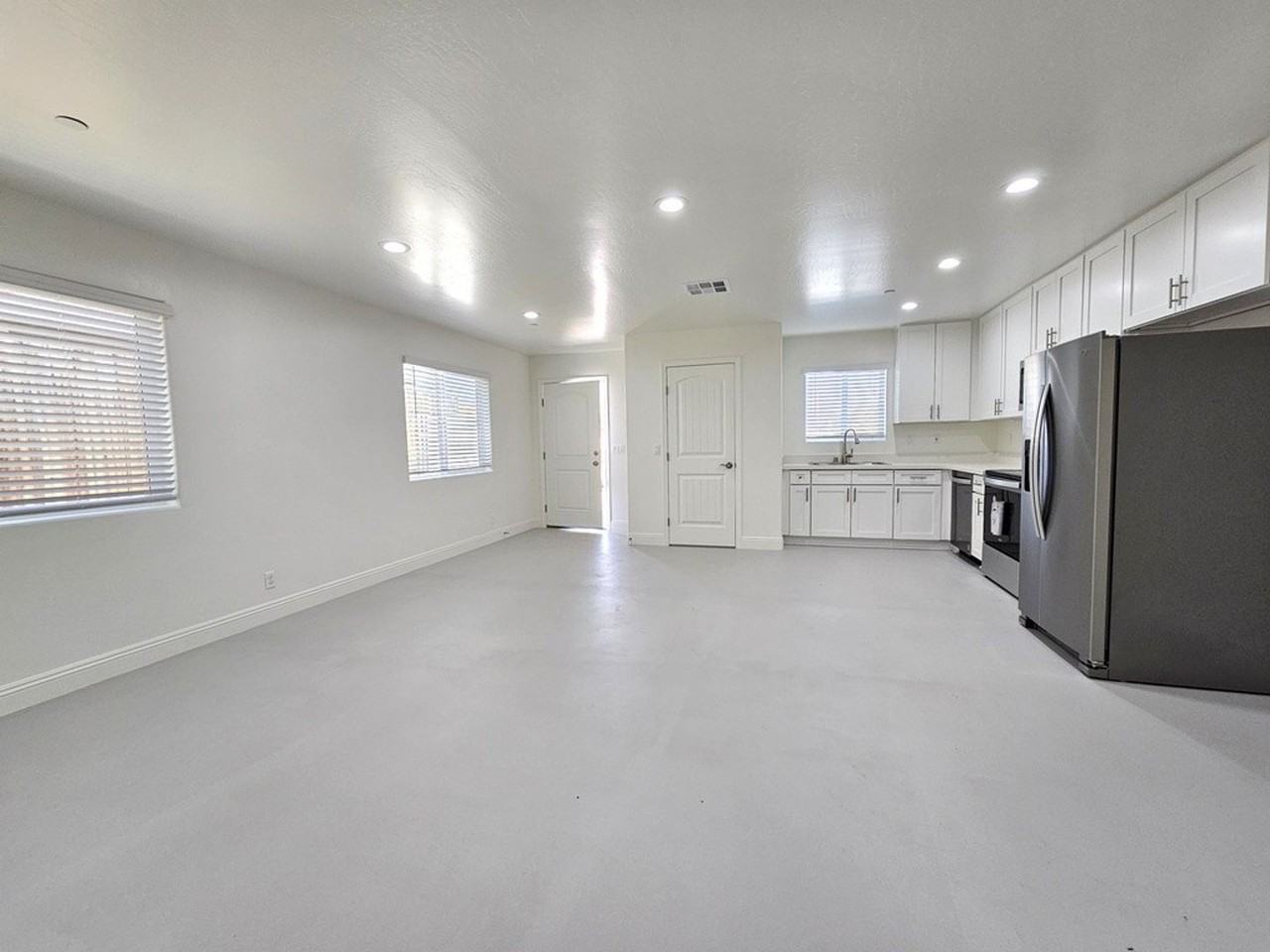1205 W Mariposa Ave - Photo 5 of 14