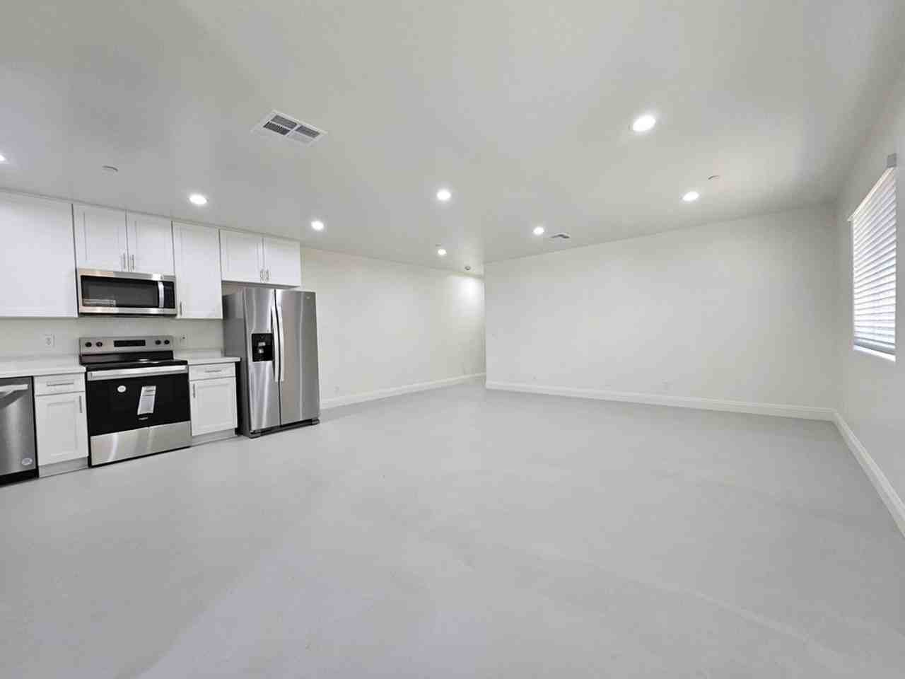 1205 W Mariposa Ave - Photo 7 of 14