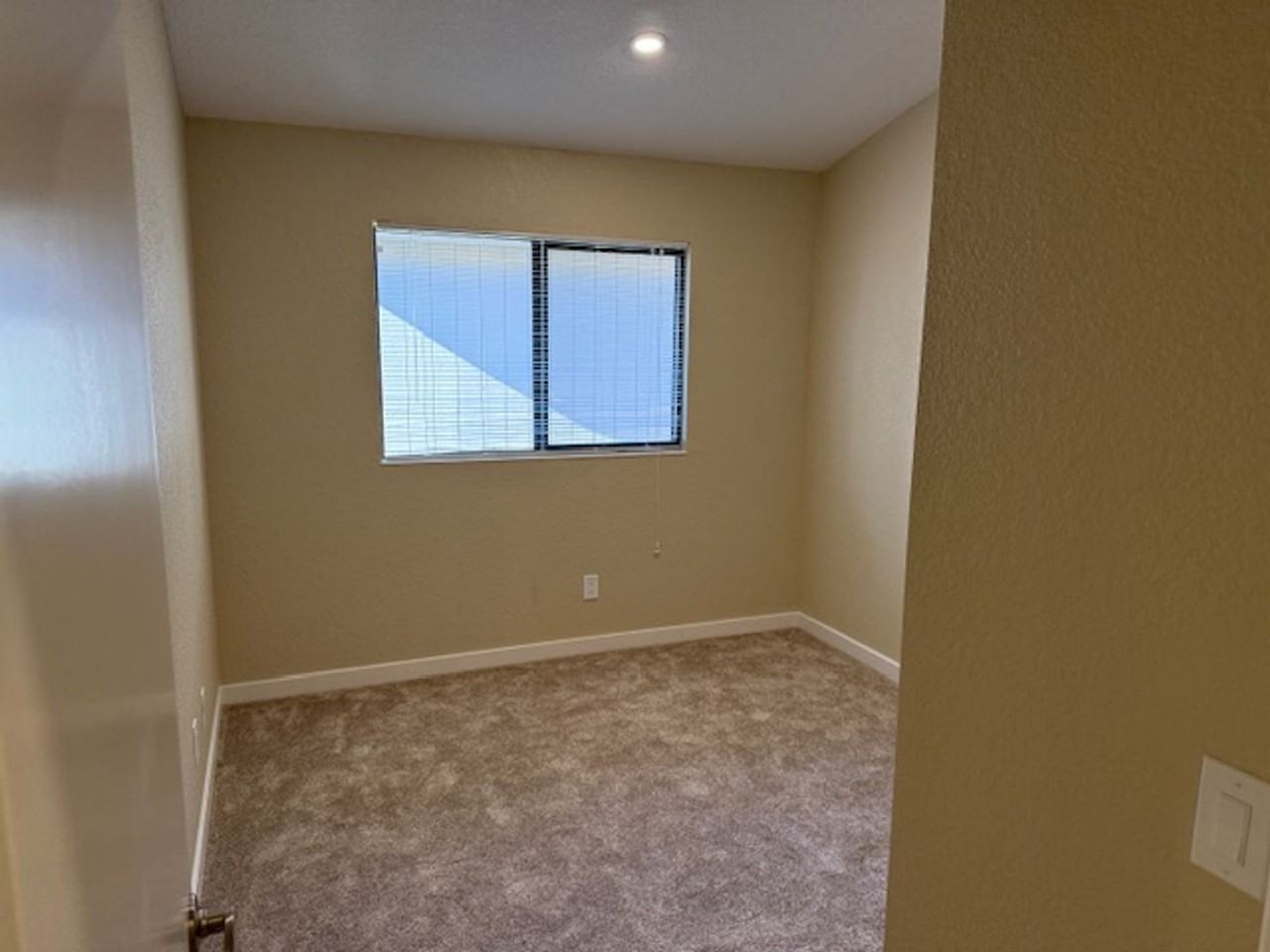 579 Eldridge Ave - Photo 5 of 18