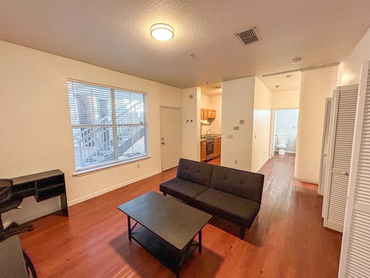 621 Sw 10th St - Photo 3 of 17