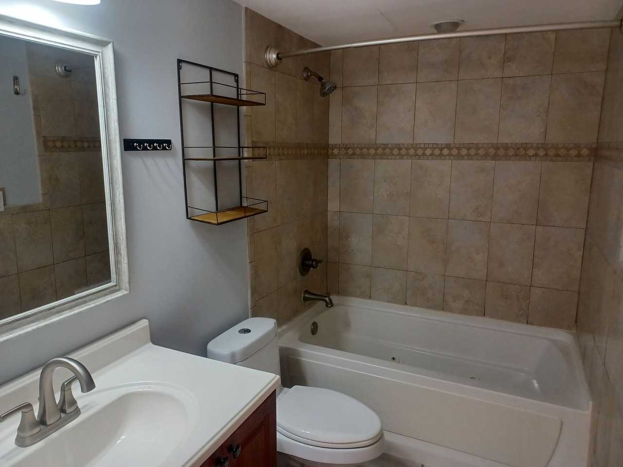 1404 Se 40th St #2 - Photo 6 of 10