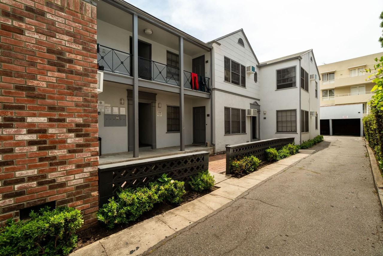 457-459 Kelton Ave - Photo 2 of 5