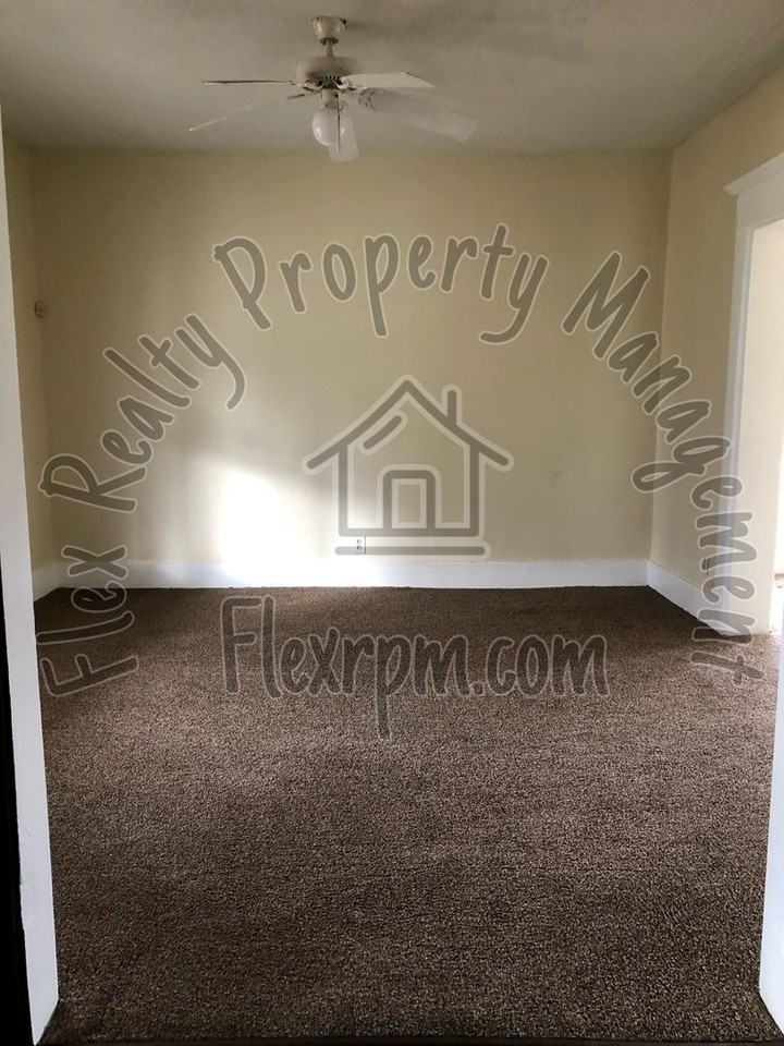 2452 Lawrence Ave - Photo 2 of 12