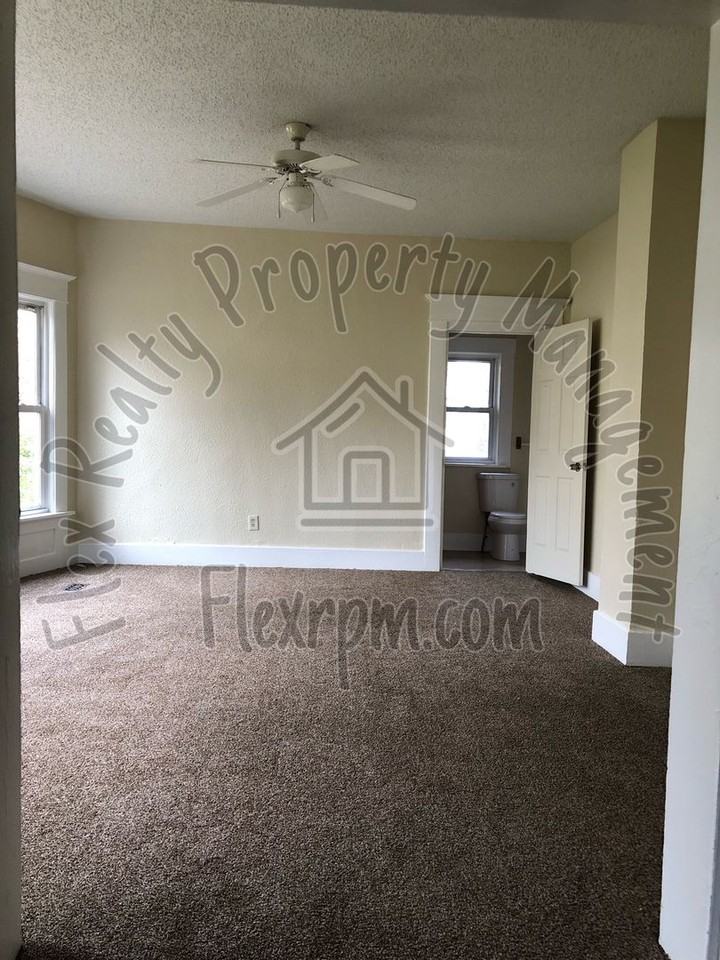 2452 Lawrence Ave - Photo 3 of 12