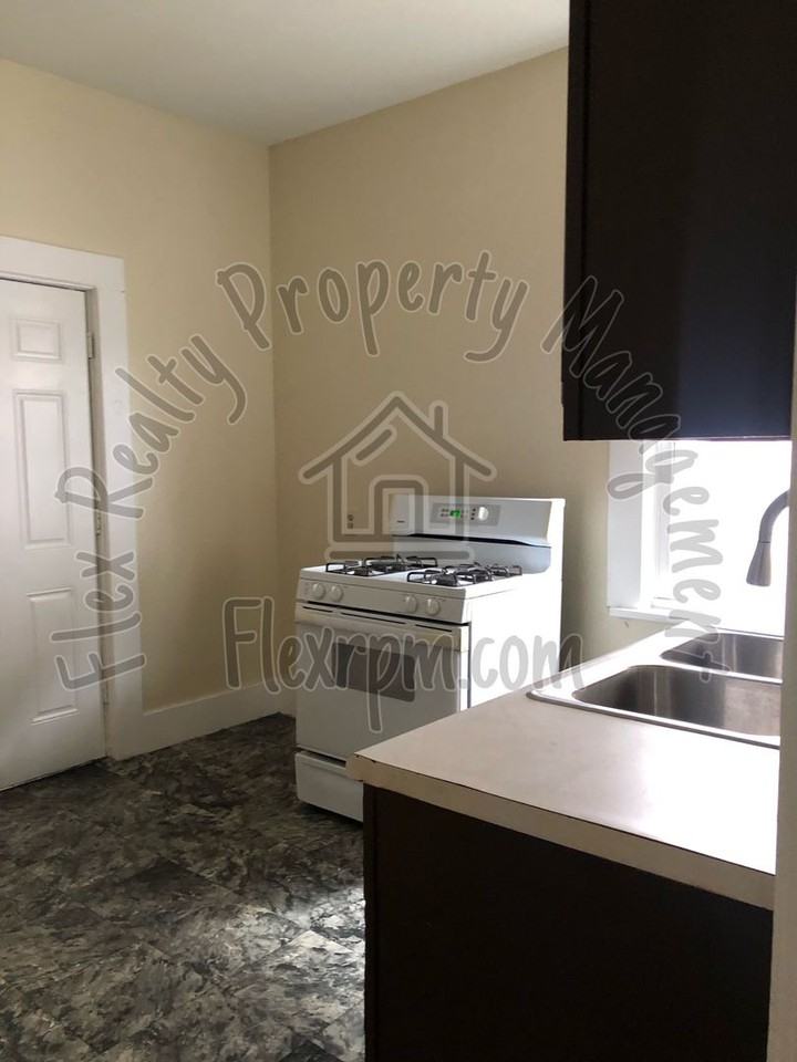 2452 Lawrence Ave - Photo 3 of 12