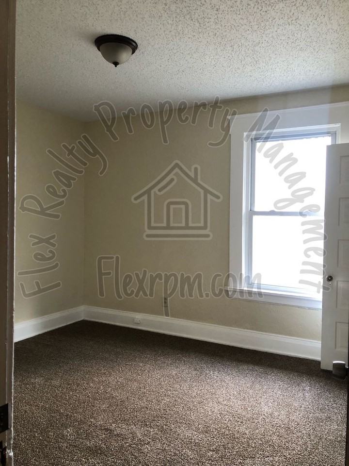 2452 Lawrence Ave - Photo 5 of 12