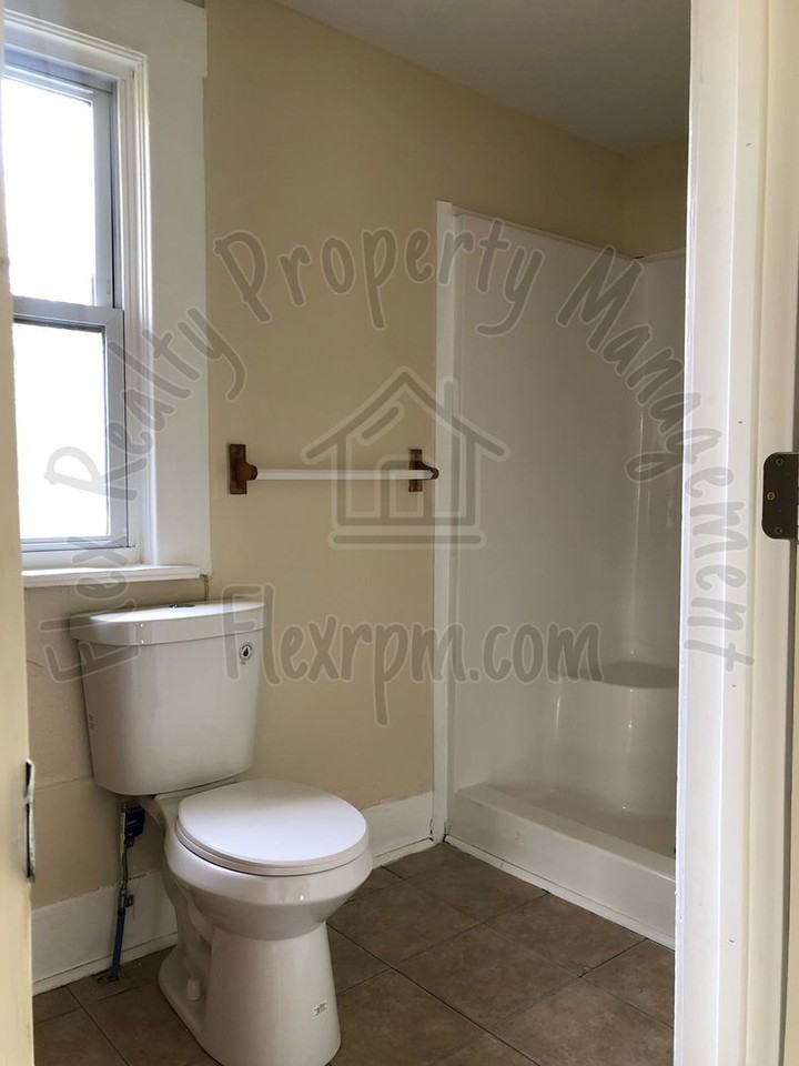 2452 Lawrence Ave - Photo 7 of 12