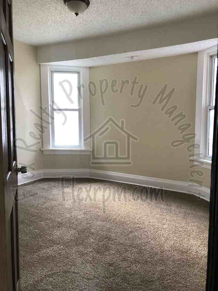 2452 Lawrence Ave - Photo 4 of 12