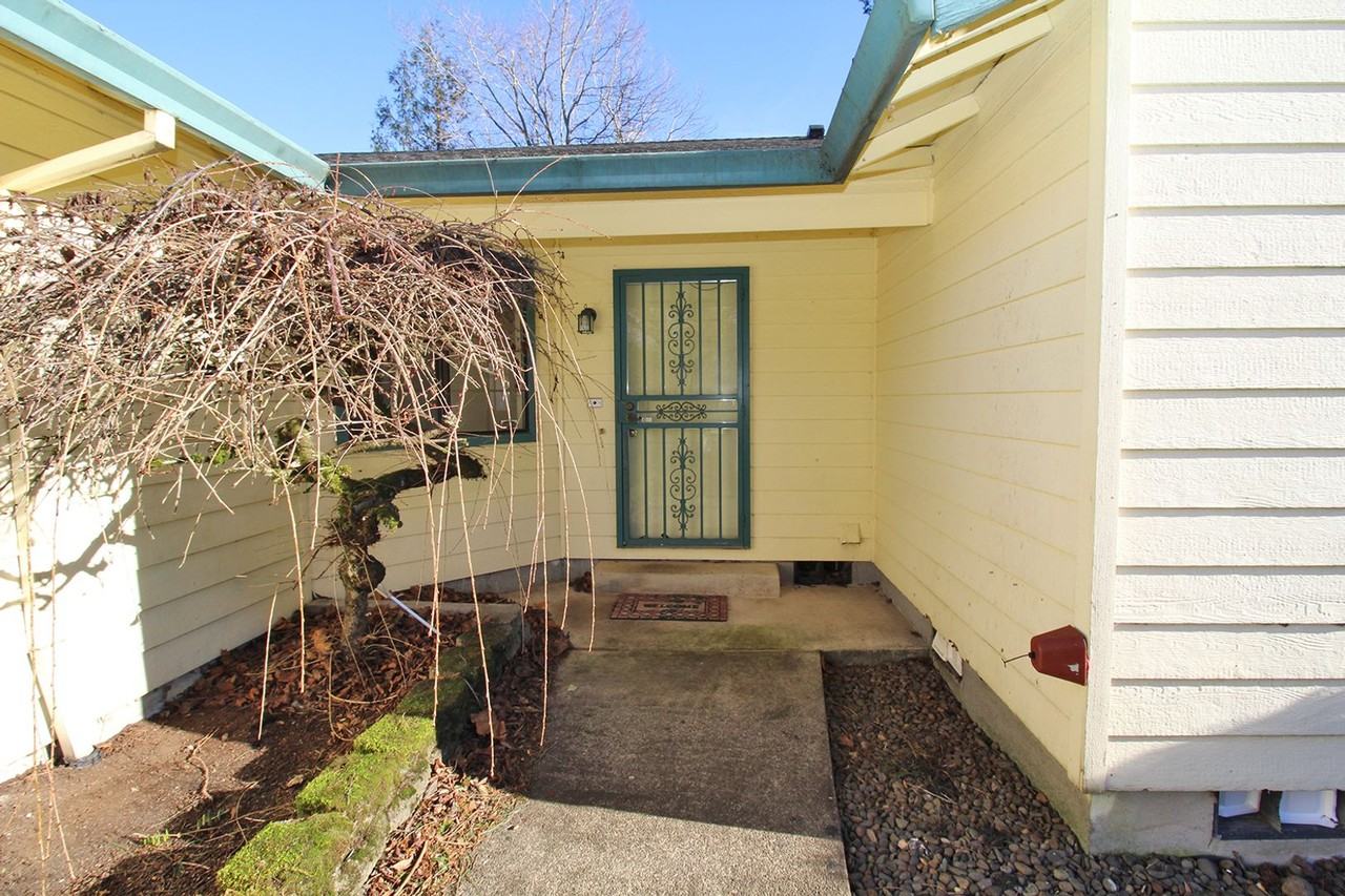 2122 Se Lewellyn Ave - Photo 2 of 23