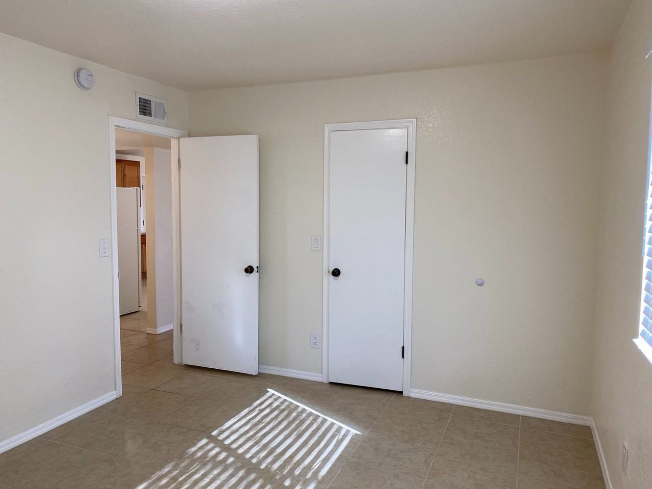 2737 Lillie Ave - Photo 6 of 12